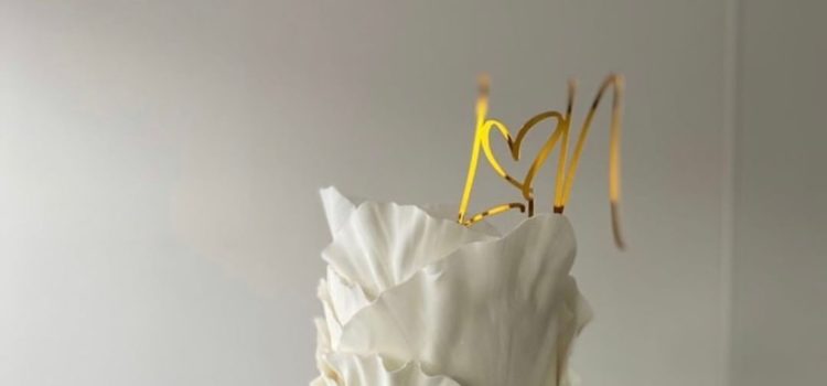 Make Your Wedding Special with Best Cake Toppers